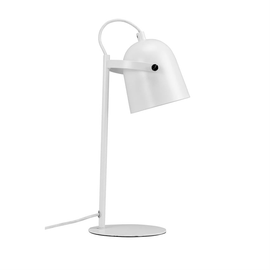 Hvid metal bordlampe (objekt) med vinklet lampeskærm, der peger nedad (handling), monteret på en slank stang og rund fod, placeret alene mod en neutral hvid baggrund (kontekst).