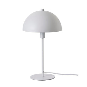 Bordlampe med halvkugleformet skærm står på en slank stang monteret på en rund fod; skærmen dækker lyskilden, hvidt strømkabel løber ud til højre på hvid baggrund.