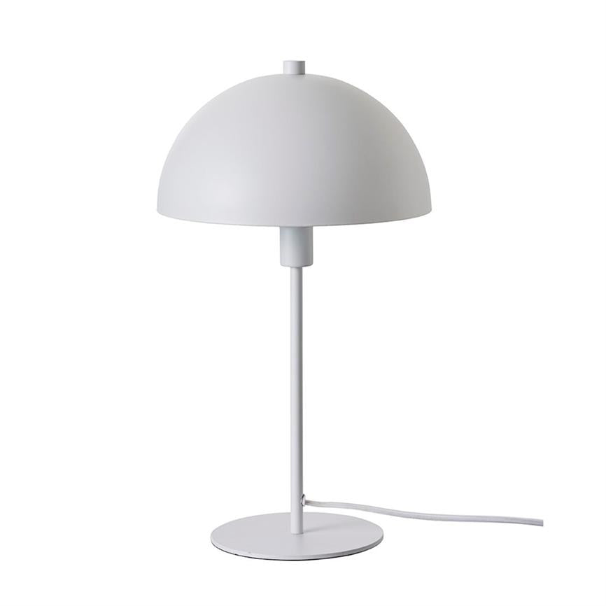 Bordlampe med halvkugleformet skærm står på en slank stang monteret på en rund fod; skærmen dækker lyskilden, hvidt strømkabel løber ud til højre på hvid baggrund.