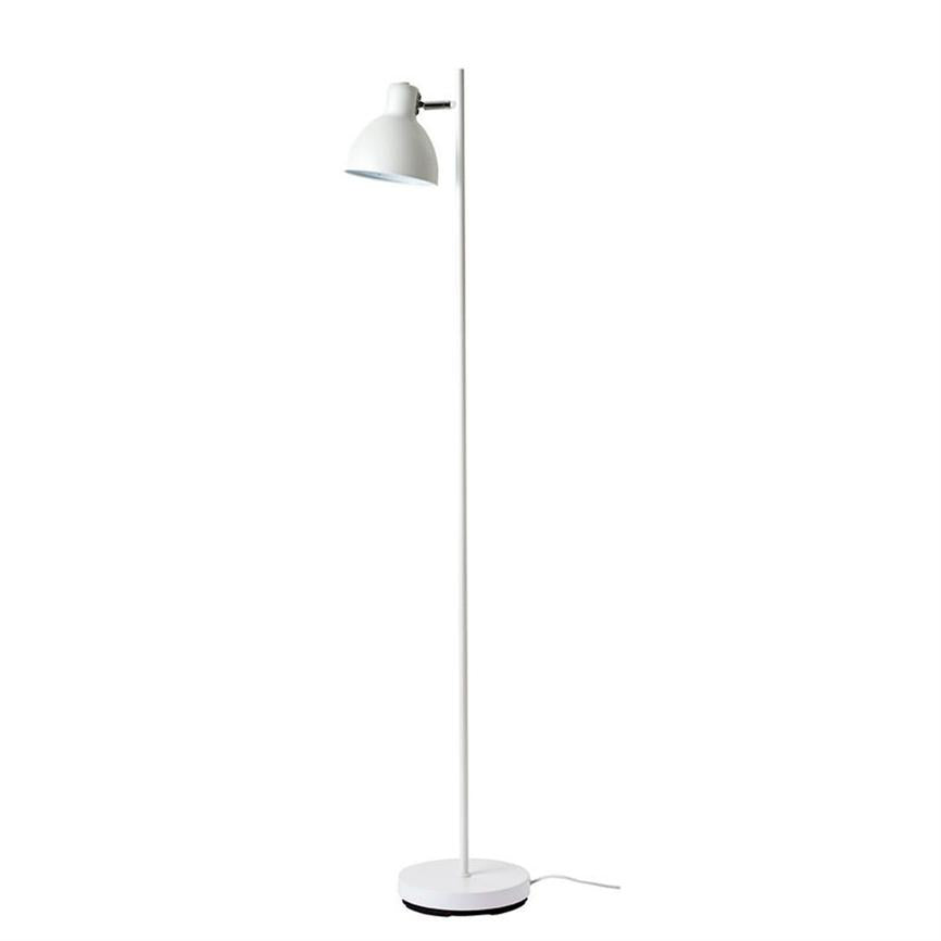 Gulvlampe står lodret, med et justerbart lampehoved vinklet nedad; slank metalstang og rund fod, hvid finish, isoleret på hvid baggrund.