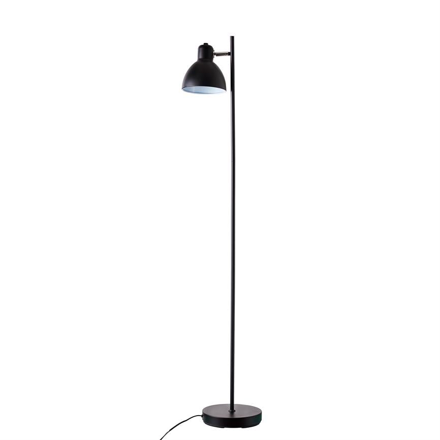 Sort gulvlampe står oprejst med høj, slank stang og nedadvendt kuppelskærm; rund fod og løst liggende ledning på hvid baggrund.