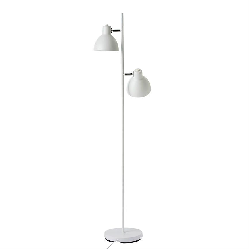 Hvid gulvlampe med to justerbare skærme står oprejst på en slank metalstang og rund fod; skærmene er vinklet forskelligt mod en neutral hvid baggrund.