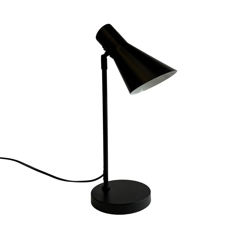 Sort metal bordlampe med skråtstillet kegleformet skærm, står på rund fod; skærmen peger nedad, tynd stangforbindelse og sort ledning ruller ud over hvid, neutral baggrund.
