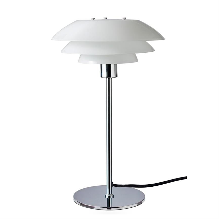 Bordlampe med tre hvide, skålformede skærme på en kromstang og rund kromfod står centralt mod hvid baggrund; sort strømkabel løber ud fra foden.