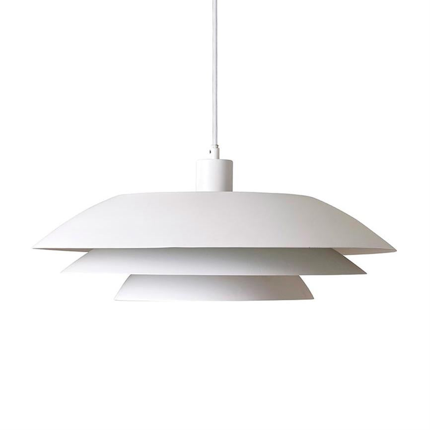 Hvid pendellampe hænger i en tynd ledning; tre brede, lagdelte skærme flader ud i en lav, rund form, præsenteret mod en neutral hvid baggrund, moderne og minimalistisk.
