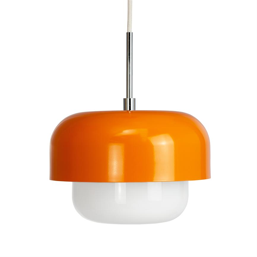 En orange hængelampe hænger fra en kromstang; den har en rund, blank orange metalkuppel over en hvid, afrundet opalglasdiffuser. Objektet vises isoleret mod hvid baggrund.