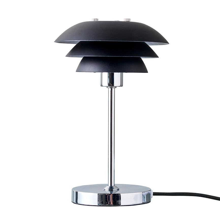 En bordlampe med tre skiveformede sorte skærme står på en slank kromstang og rund kromfod med ledning, placeret mod en ensartet hvid baggrund.