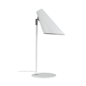 En hvid skrivebordslampe med kegleformet skærm, vinklet nedad; stående på en tynd stang og rund fod, placeret mod en neutral, hvid baggrund.