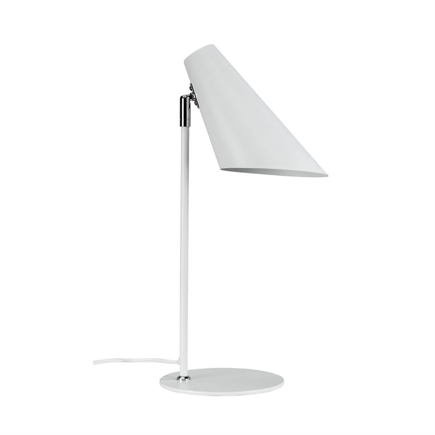 En hvid skrivebordslampe med kegleformet skærm, vinklet nedad; stående på en tynd stang og rund fod, placeret mod en neutral, hvid baggrund.