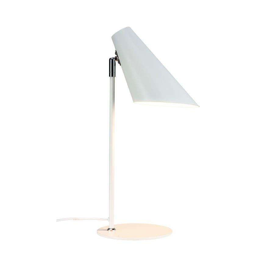 En hvid metal bordlampe med skråt, kegleformet skærm; skærmen er vinklet og lyser nedad, monteret på en slank stang og rund fod, placeret mod en neutral hvid baggrund.