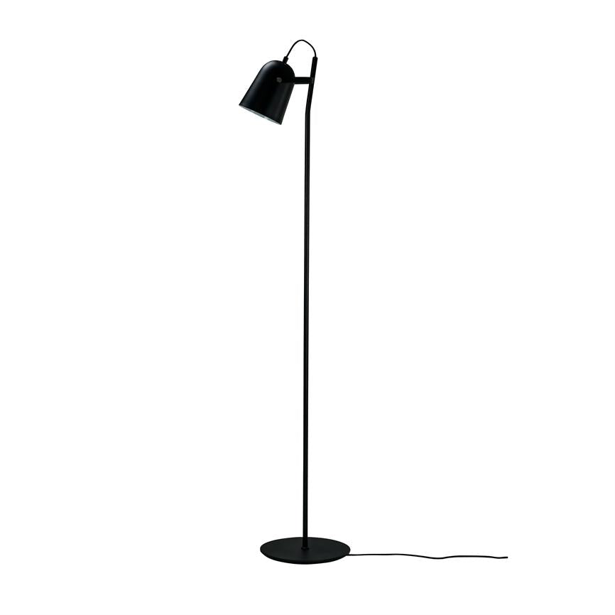 Sort, slank gulvlampe står på en rund fod, med lampehovedet bøjet nedad og en sort ledning udstrakt på en ensformig hvid baggrund.