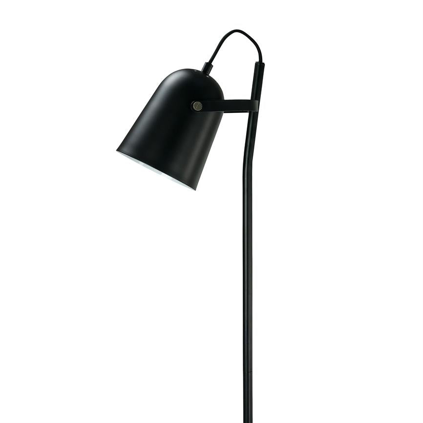 Sort metal gulvlampe, slukket, hælder skråt nedad, med en cylindrisk, justerbar skærm fastgjort til en slank, sort stang; enkel, moderne form mod en ensartet hvid baggrund.