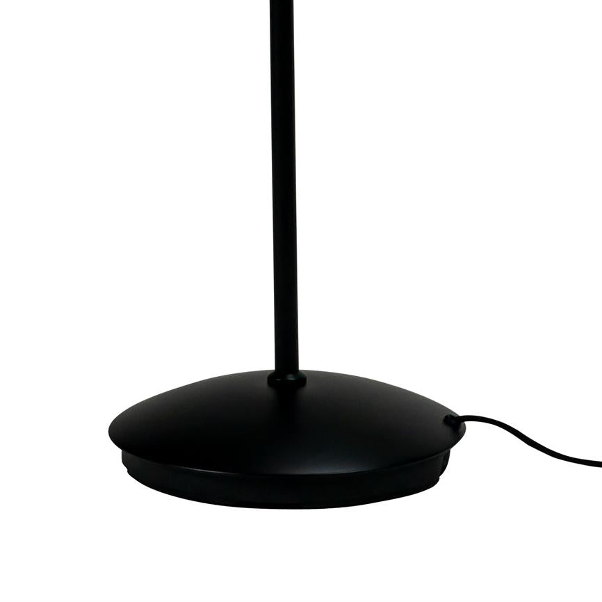 Sort lampestativ står lodret, støtter en flad rund fod med synlig ledning, placeret mod en ren hvid baggrund.