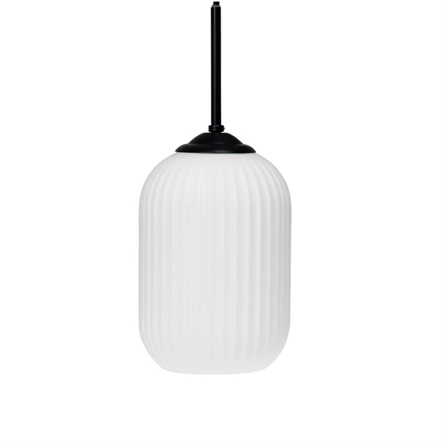 Pendellampe med hvid, ribbet oval glasskærm, hænger fra en tynd sort stang og sort baldakin og vises mod en ensartet hvid baggrund.