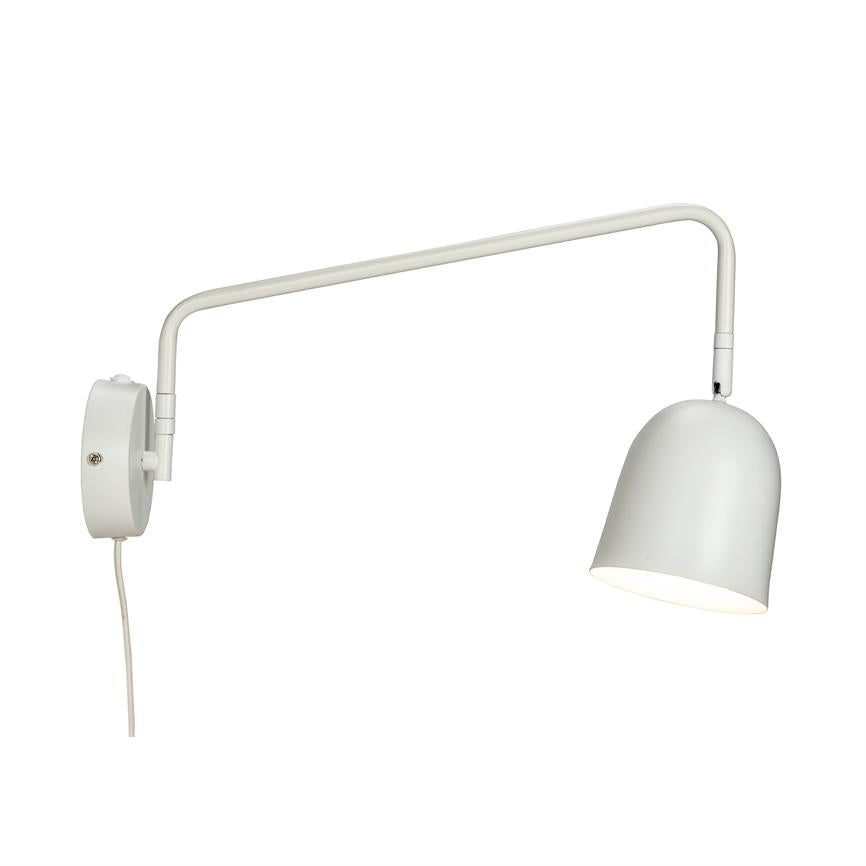 En hvid væglampe med lang, svingbar arm; skærmen peger nedad og er tændt, monteret på en rund vægplade med synlig ledning, neutral hvid baggrund.