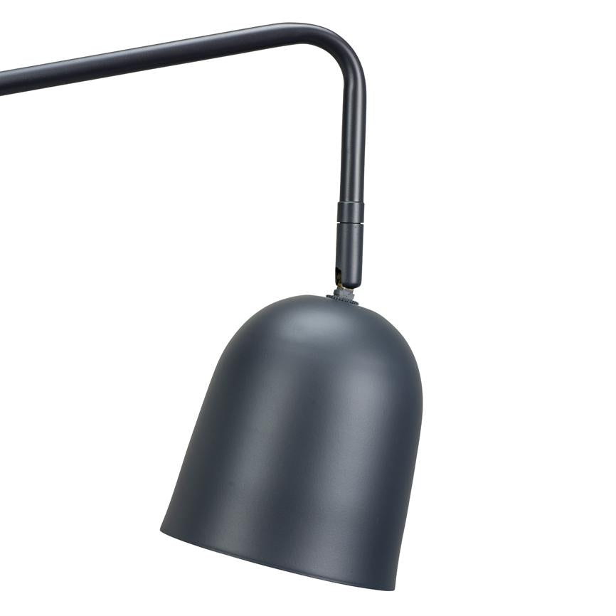 En mørkegrå, mat lampe hænger fra en buet sort arm; klokkeformet skærm er vinklet nedad mod en ensartet hvid baggrund.