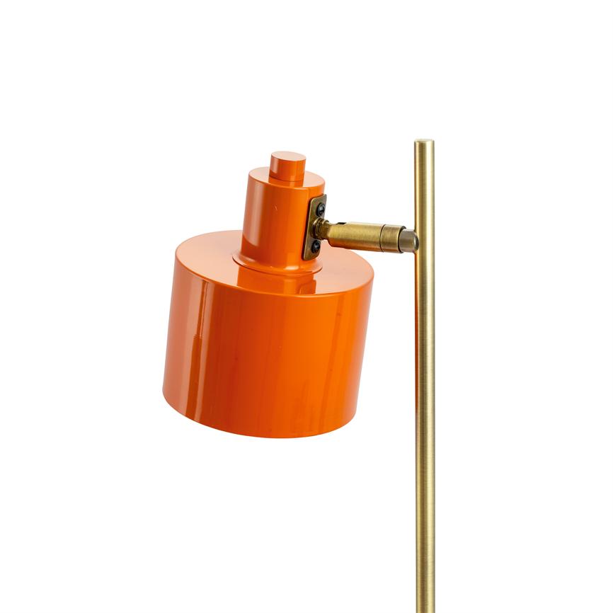 Orange lampehoved drejer svagt nedad, fæstnet til en lodret messingstang via et justerbart metalhængsel; blank lakeret overflade mod en ren, hvid baggrund.