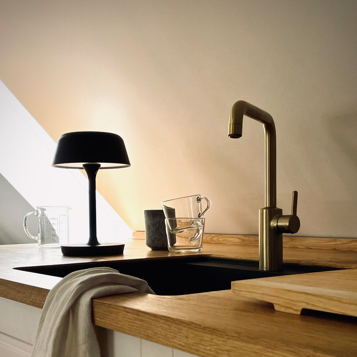 Valencia LED Genopladelig Bordlampe - Sort