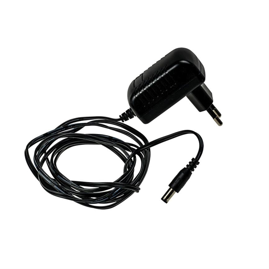 Sort netadapter med europæisk tobenet stik og lang sammenrullet ledning, afsluttet af et rundt barrel-stik; adapteren ligger isoleret på en hvid baggrund.