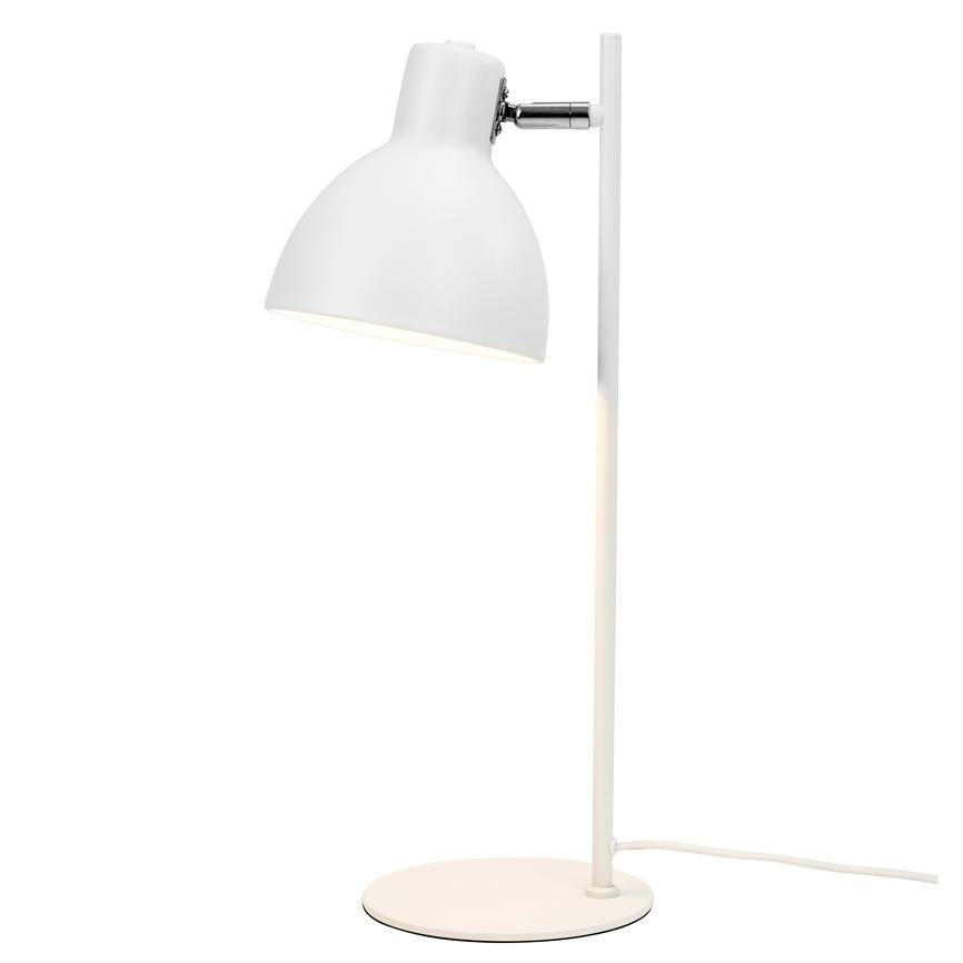 En hvid bordlampe vipper sin halvkugleformede skærm nedad; den står på en slank lodret stang med rund fod og synligt strømkabel mod en hvid baggrund.