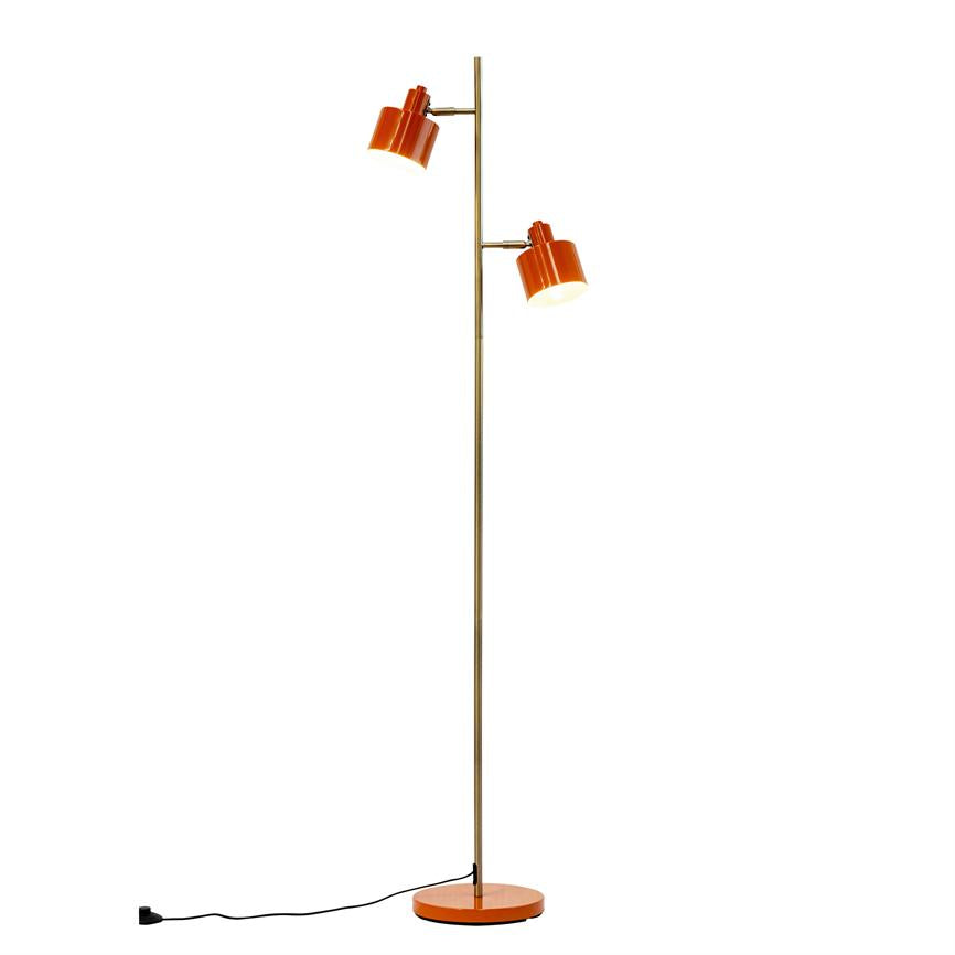 Stålampe med to orange skærme, lyser nedad, slank messingstang, rund orange fod og sort ledning på hvid baggrund.
