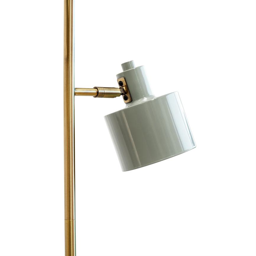 Gulvlampe med cylindrisk, cremefarvet skærm, vipper nedad på en justerbar messingarm; skærmen er fastgjort til en lodret messingstang, isoleret mod hvid baggrund.