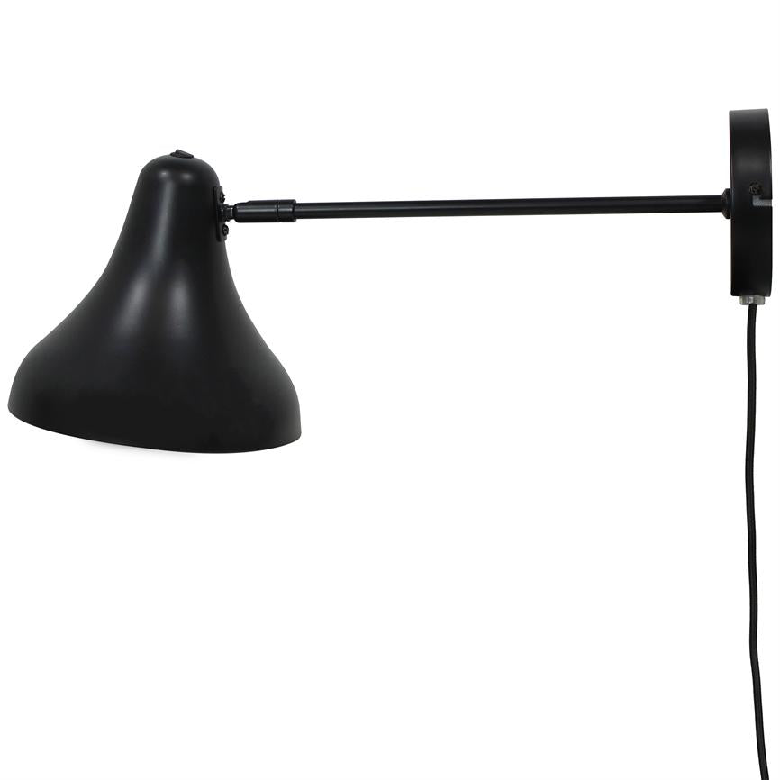 Sort væglampe med lang, vandret arm; skærmen er vinklet nedad, monteret på en rund vægplade, med en synlig sort ledning mod hvid baggrund.