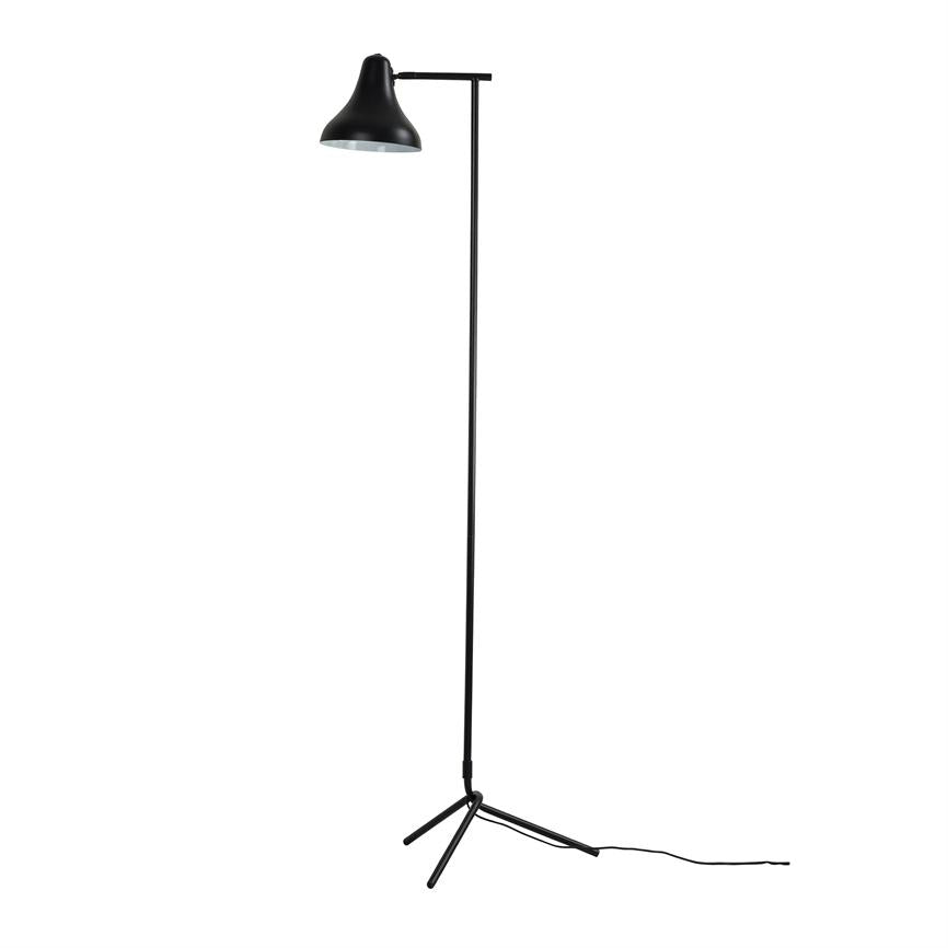 Gulvlampe med høj, slank sort stang, buet skærm peger nedad; trebenet fod og synlig ledning ligger på en hvid baggrund.