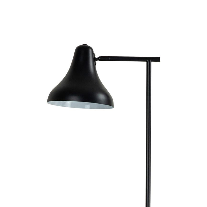 Sort gulvlampe med buet skærm peger nedad, monteret på en slank stålsøjle mod hvid baggrund.