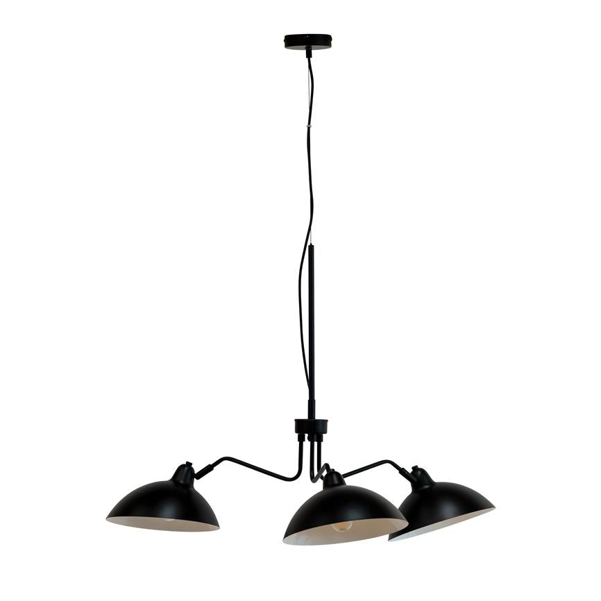 Sort metal loftslampe med tre kuppelformede, justerbare skærme; skærmene er vinklet forskelligt og hænger fra en central stang og ledning foran en ensartet hvid baggrund.