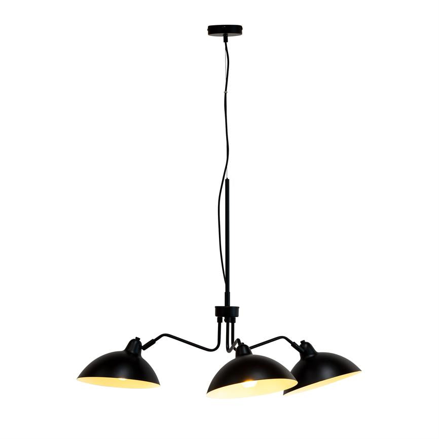 Sort trearmet loftlampe med tre halvkugleformede skærme, hænger i sort ledning og udstråler varmt lys; enkel, industriel stil mod neutral hvid baggrund.