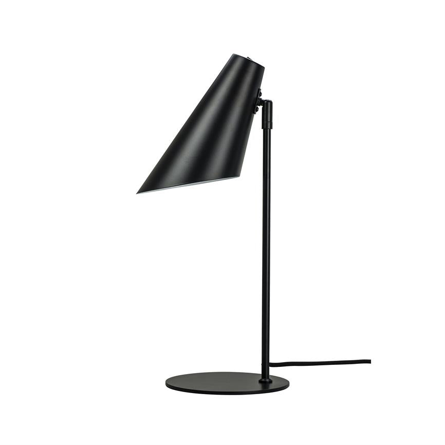 Skrivebordslampe med aflang, skrå konisk skærm, der peger nedad; tynd, lodret stang og rund pladefod i mat sort; strømledning løber ud til siden; isoleret på hvid baggrund.