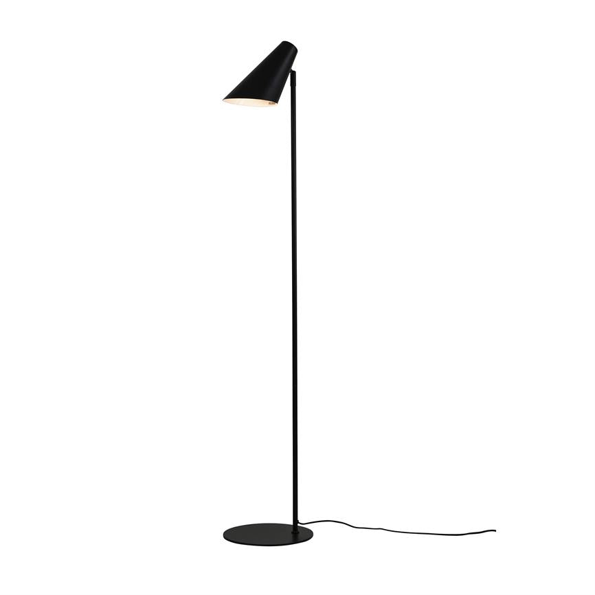 Sort gulvlampe står opret med en vinklet skærm, der kaster lys nedad; slank metalstang på rund fod og synlig ledning, placeret foran en ensartet hvid baggrund.