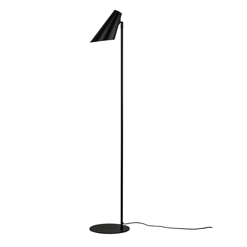 Sort gulvlampe står oprejst, skærm peger skråt nedad; slank metalstang på rund fod med synlig ledning, placeret mod hvid baggrund.