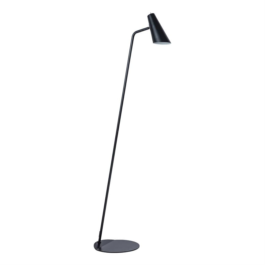 Sort gulvlampe med slank, skrå stang, kegleformet skærm peger nedad; rund fod holder den oprejst på en ensartet hvid baggrund.