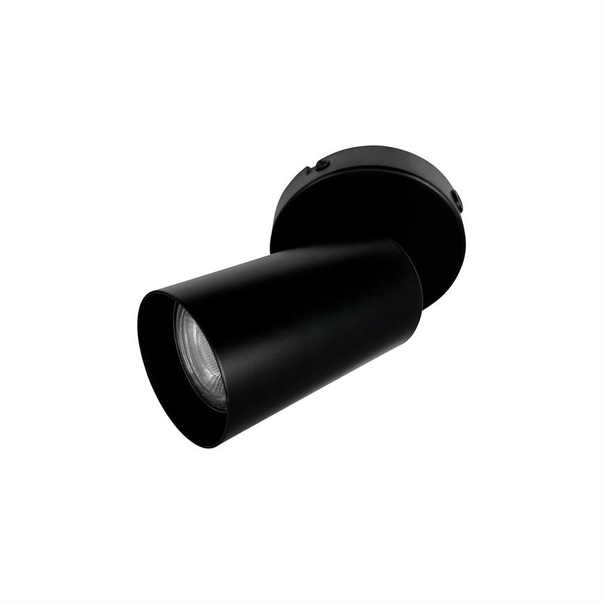 Sort cylindrisk spotlight monteret på en rund plade, vinklet skråt og peger nedad; åbent lampehus med synlig reflektor; isoleret på hvid baggrund.