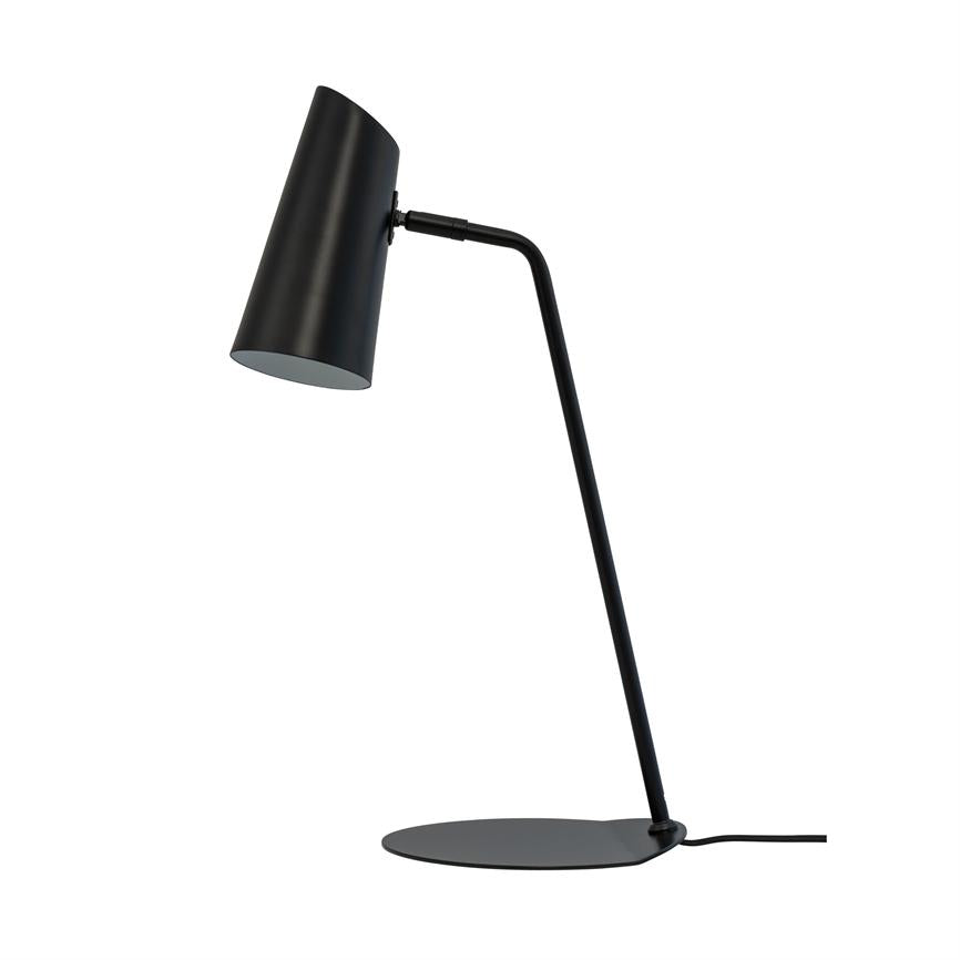 Sort skrivebordslampe hviler på oval fod, har en skrånende slank arm og en kegleformet skærm, rettet nedad mod en overflade på hvid baggrund.
