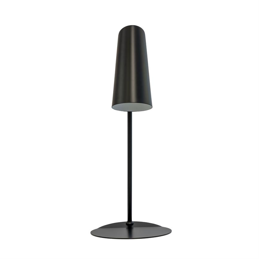 Sort bordlampe med aflang kegleformet skærm, tynd stang og flad rund fod, står midt foran en ensartet hvid baggrund.