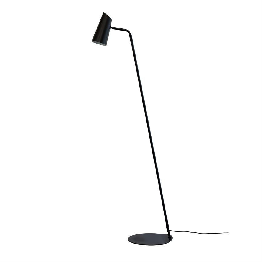 Sort gulvlampe lener sig let med et langt buet stel og vinklet, konisk skærm; den står på en flad rund fod, strømkabel løber ud mod højre på hvid baggrund.