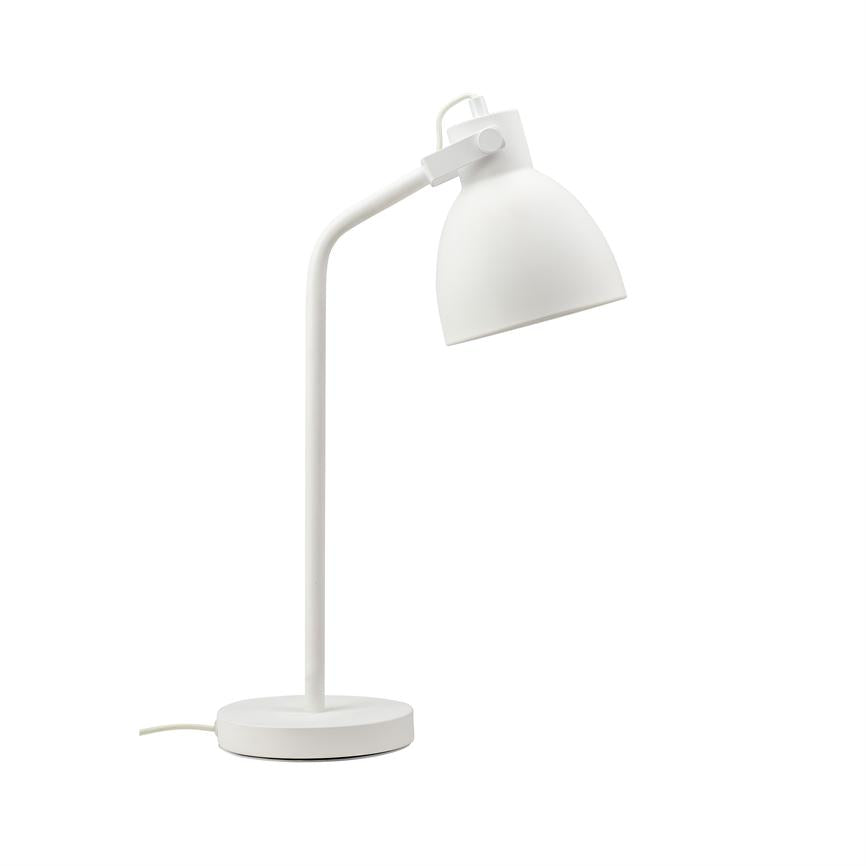 Skrivebordslampe står på en rund fod, med en buet stang og en nedadvendt skærm; hvid lak og ledning synlig, placeret mod ensartet hvid baggrund.