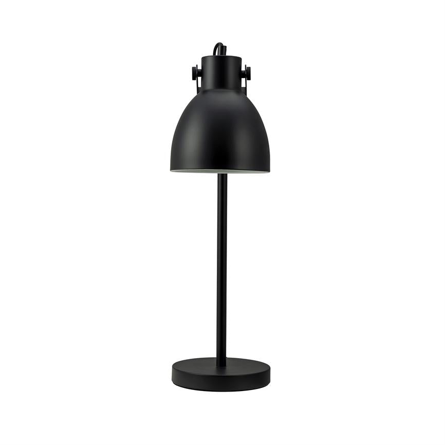 Sort metal bordlampe står på rund base, en opret stang bærer et buet lampehoved, som peger nedad; enkel, moderne stil mod hvid baggrund.