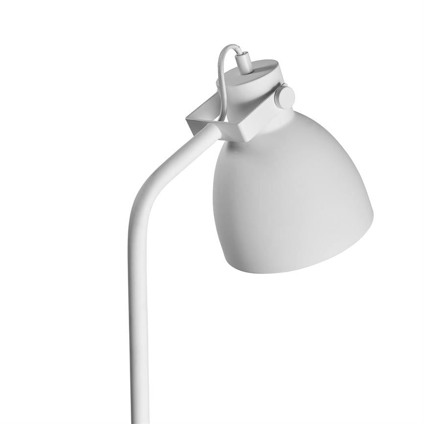 Gulvlampe med buet stang og rund skærm; lampeskærmen er vinklet nedad; enkel, mat hvid finish placeret alene mod en ensartet hvid baggrund.