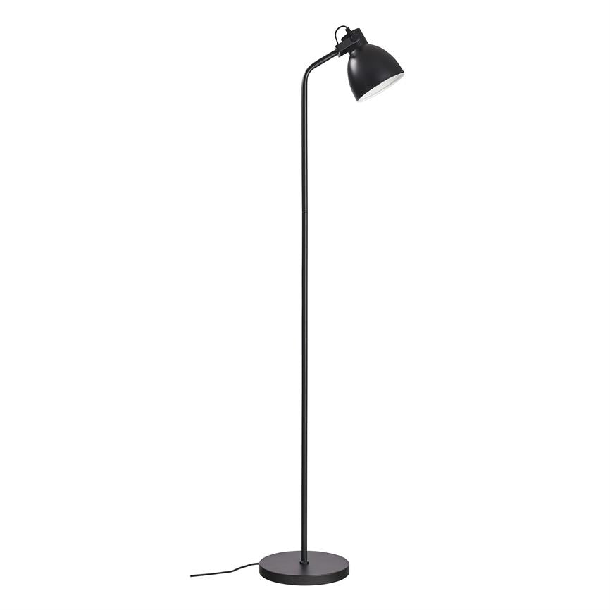 Sort, slank gulvlampe står opret med buet arm og nedadvendt skærm, placeret på rund fod mod ensartet hvid baggrund.