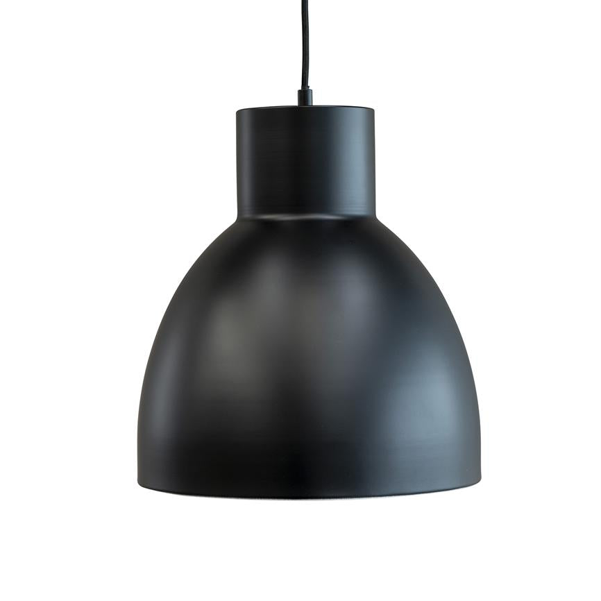 En sort, domeformet hængelampe hænger i en sort ledning med mat metaloverflade, placeret mod en hvid, neutral baggrund i et studiepræget, isoleret miljø.