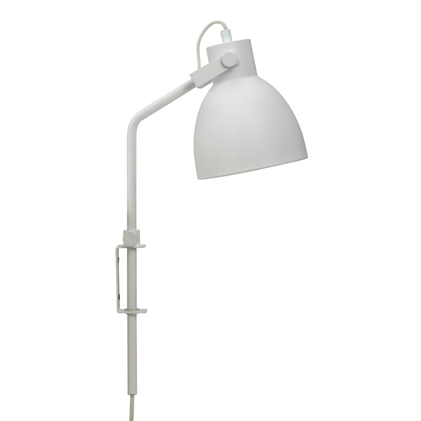 Hvid klemme-væglampe med rund, skåleformet skærm; arm bøjet i en ret vinkel, skærmen peger nedad mod en ensartet hvid baggrund, med klemme og synlig ledning.