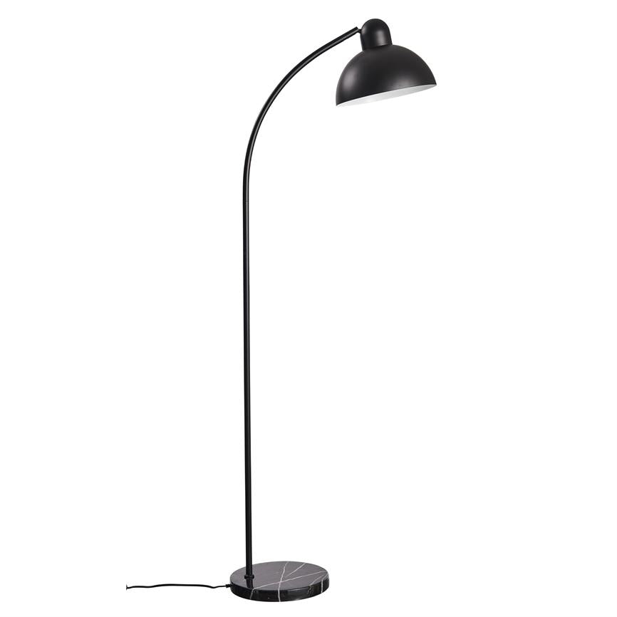 Sort gulvlampe med buet skaft og halvkugleformet skærm, skærmen peger nedad; marmorfod og synlig ledning; placeret mod et ensartet hvidt baggrund.