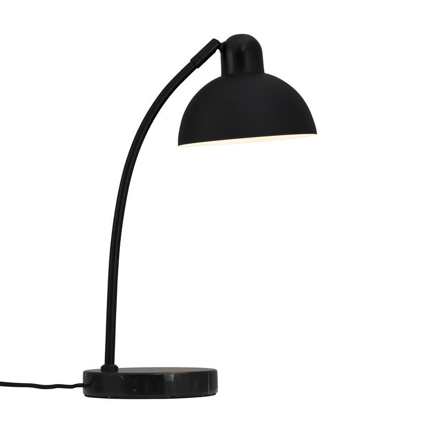 Sort skrivebordslampe: buet hals og halvkugleformet skærm, lyser nedad; står på en rund, mørk marmorfod mod en ensartet hvid baggrund.