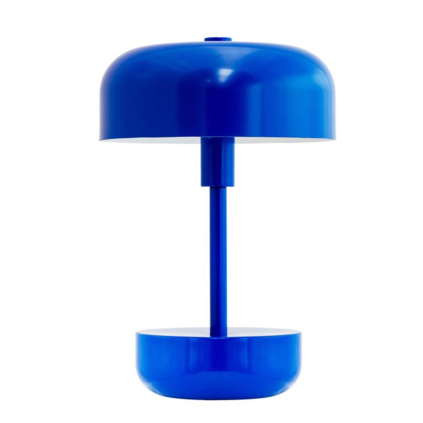 Blå bordlampe står; har rund kuppelskærm, slank stang og rund base; blank overflade, moderne design; placeret midt på en ensartet hvid baggrund, uden synlig ledning.