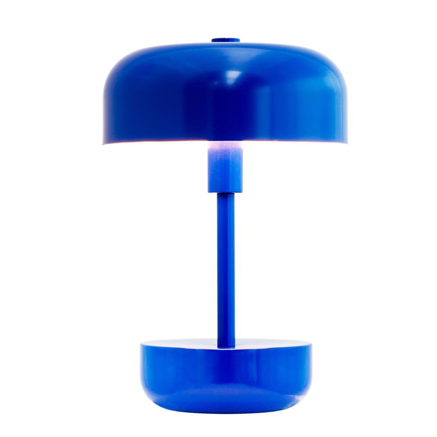 En blå bordlampe med rund skærm og fod, udsender hvidt lys gennem mellemrummet mellem skærm og base, placeret mod en ren, hvid baggrund.