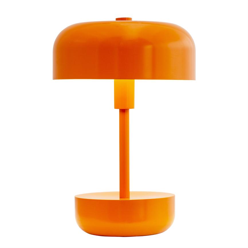 En orange bordlampe står centreret; halvkugleformet skærm hæver sig over en slank stang, placeret mod en ren, hvid baggrund og viser et moderne, minimalistisk design.